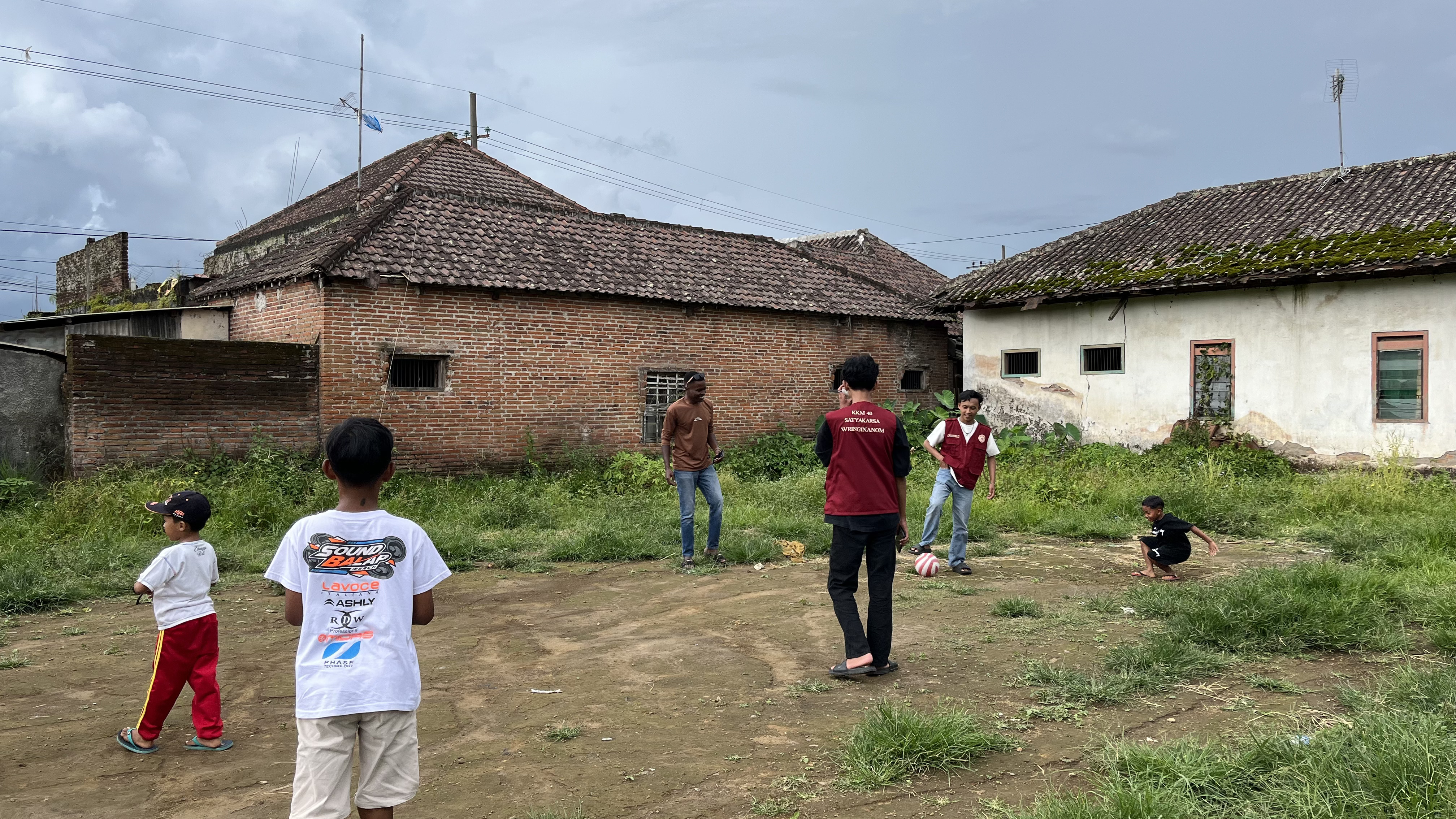 Bermain Bola dan Layangan Bersama