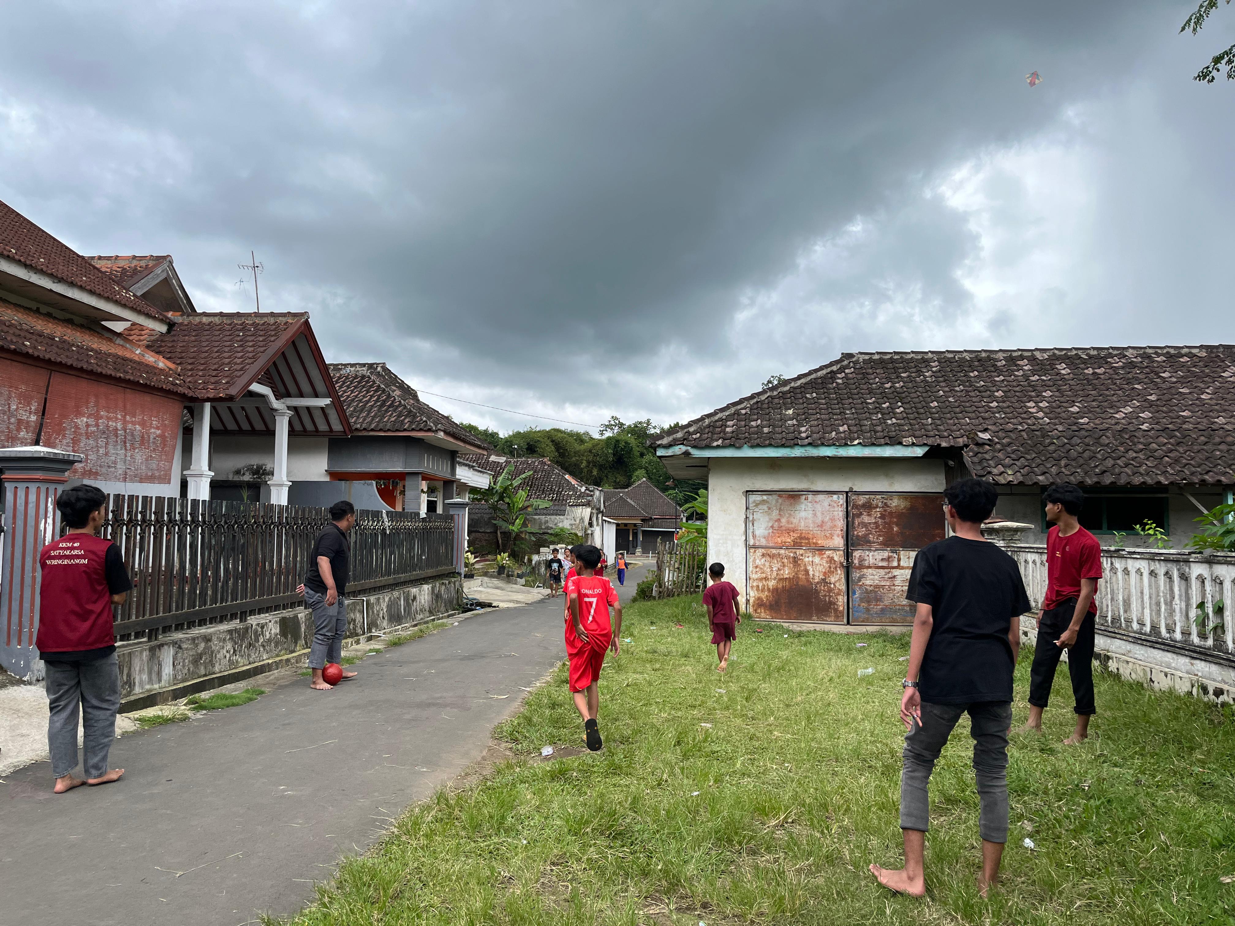 Kegiatan Bermain Anak di Lingkungan Babakan Literasi