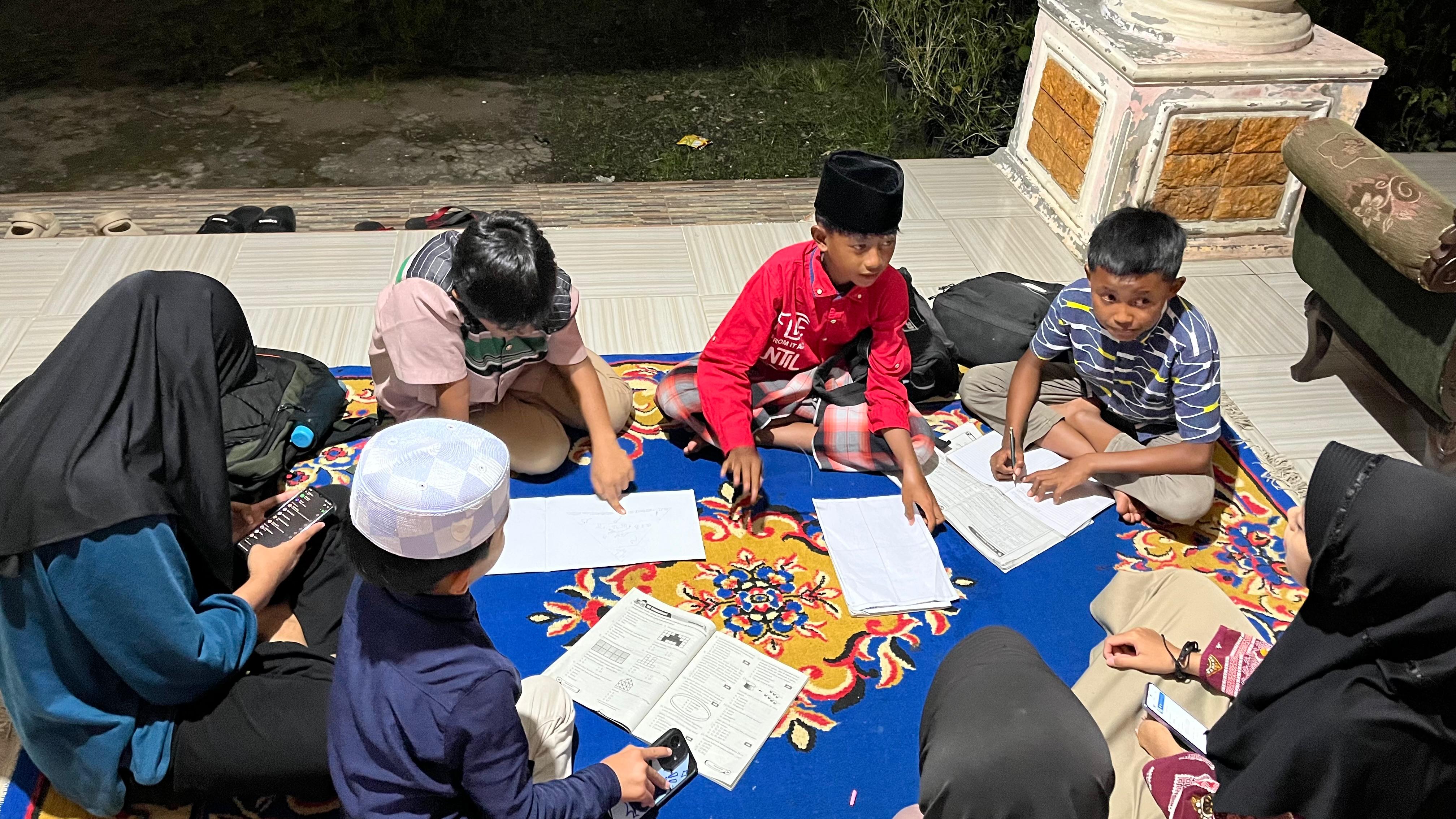 Kegiatan Les dan Bimbingan Belajar Anak-Anak di Babakan Literasi